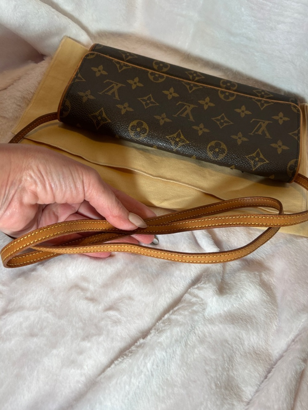 381. Louis Vuitton Monogram Pochette Twin GM w/coa - Picture 13 of 13
